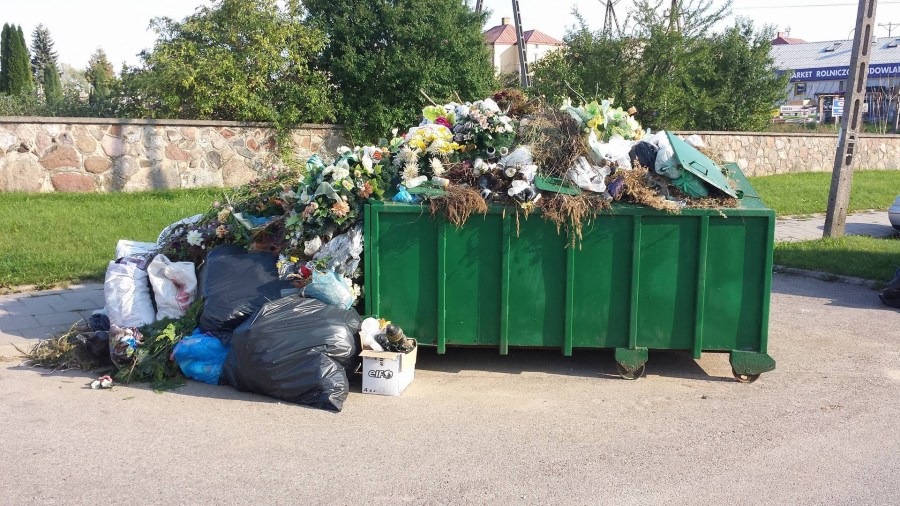 Kontener ze śmieciami przy cmentarzu parafialnym w Dąbrowie Białostockiej (Czytelnik)