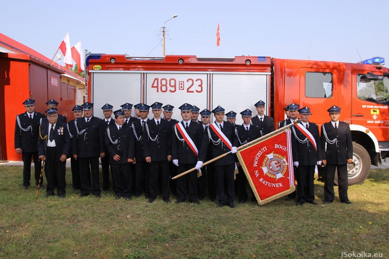 Strażacy ze Starej Rozedranki ze sztandarem swojej jednostki (iSokolka.eu)