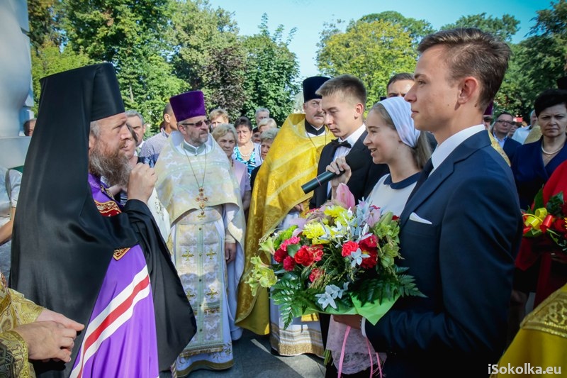 Powitanie biskupa Grzegorza przed sokólską cerkwią (iSokolka.eu)