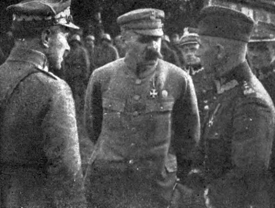 Józef Piłsudski (w środku) i Edward Rydz-Śmigły (z prawej) podczas Bitwy Niemeńskiej (wikipedia.org)