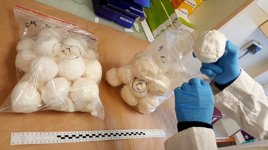 Amfetamina była przewożona w kilku pakunkach (podlaska.policja.gov.pl)