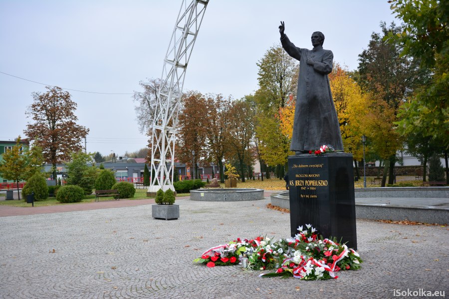 Pomnik księdza Jerzego w centrum Suchowoli (iSokolka.eu)