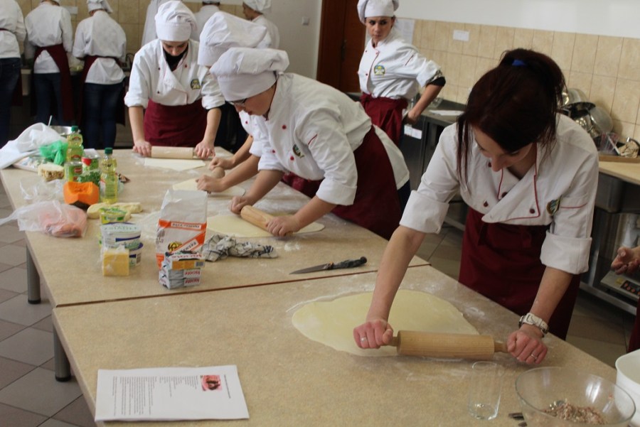 Młodzi kucharze przy pracy (ZSCKR w Janowie)