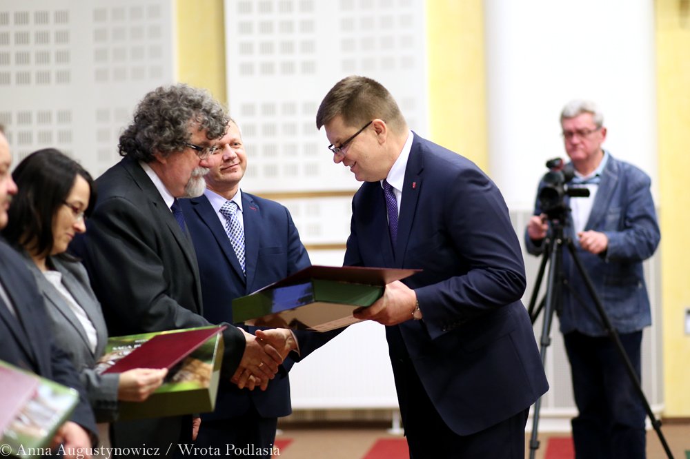 Zbigniew Laszuk, dyrektor SP Nr 1 w Sokółce odbiera wyróżnienie z rąk Jerzego Leszczyńskiego, marszałka województwa podlaskiego (Anna Augustynowicz/wrotapodlasia.pl)