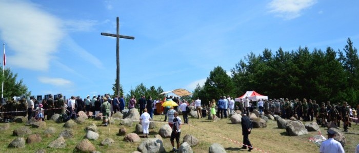 Krzyż na wzgórzu w Gibach poświęcony ofiarom Obławy Augustowskiej (iSokolka.eu)