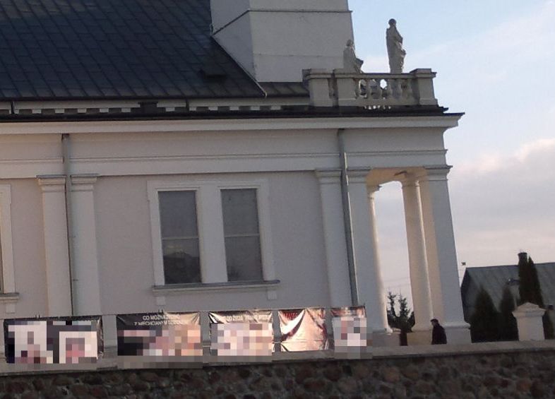 Antyaborcyjna wystawa przy sokólskim kościele (iSokolka.eu)