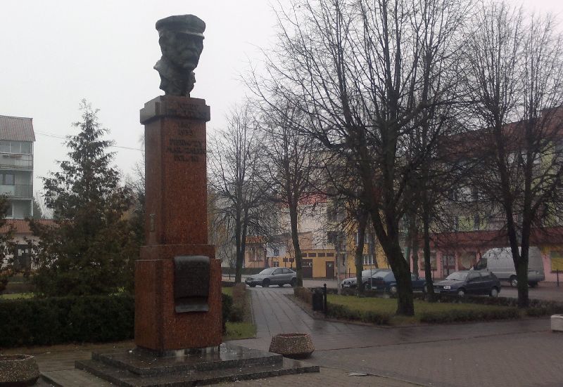 Sprzed pomnika Piłsudskiego uprzątnięto wianki (iSokolka.eu)