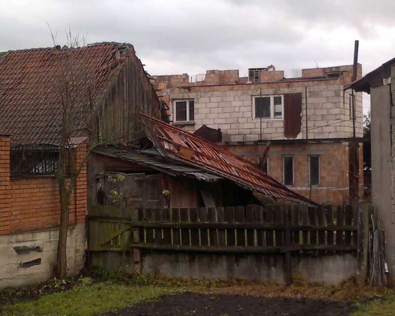 Dach zerwanyh z budynku na Białostockiej w Sokółce (iSokolka.eu)