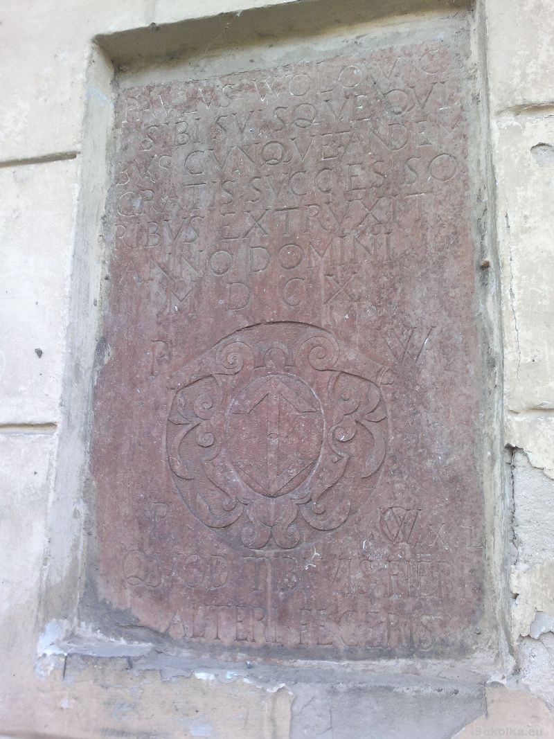 Bogoria - herb Wołłowiczów na tablicy w ścianie pałacu w Pawłowiczach (iSokolka.eu)